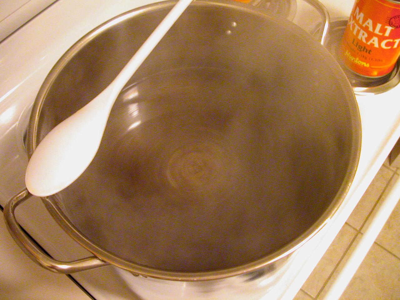Here's the brew pot full of hot wort after the malt extract is added.